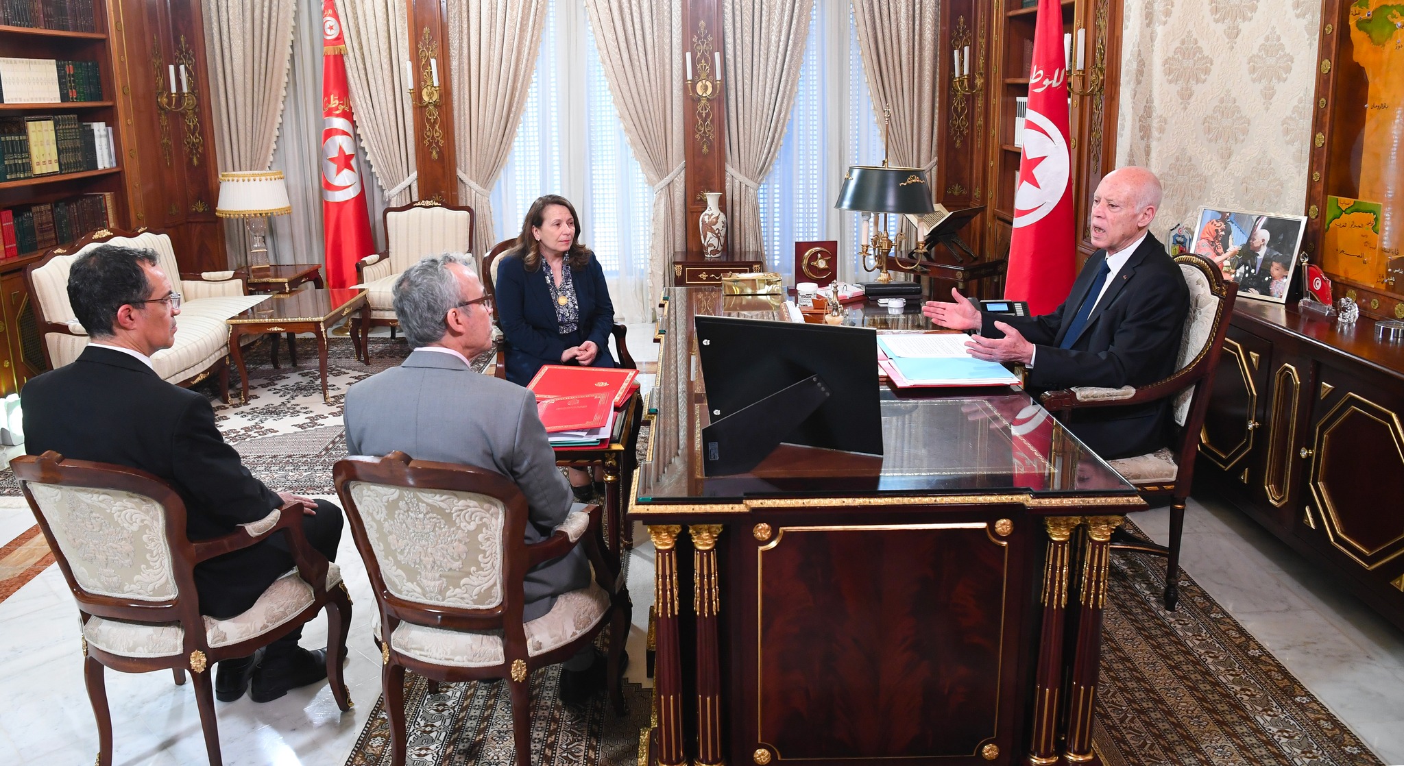بعد‭ ‬معاينة‭ ‬حجم‭ ‬التخريب‭ ‬والفساد‭..‬ رئيس‭ ‬الجمهورية‭ ‬يشدد‭ ‬على‭ ‬ضرورة‭ ‬استعجال‭ ‬الإجراءات‭ ‬لإنقاذ‭ ‬المؤسسات